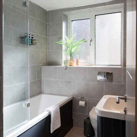 Perfect For Professionals, Contractors - Long Rates - Sleeps 6 Leeds (West Yorkshire)