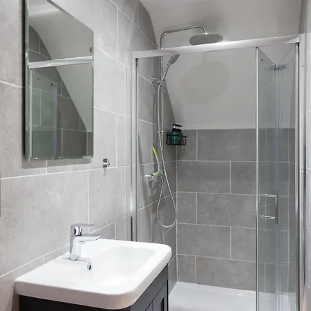 Perfect For Professionals, Contractors - Long Rates - Sleeps 6 * Leeds (West Yorkshire)