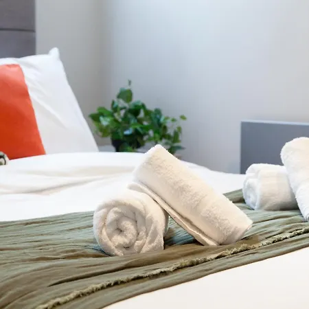 Perfect For Professionals, Contractors - Long Rates - Sleeps 6 * Leeds (West Yorkshire)
