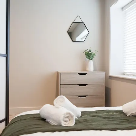 Perfect For Professionals, Contractors - Long Rates - Sleeps 6 Apartment *
