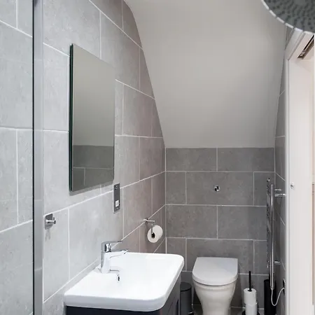 Perfect For Professionals, Contractors - Long Rates - Sleeps 6 * Leeds (West Yorkshire)
