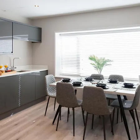 Perfect For Professionals, Contractors - Long Rates - Sleeps 6 * Leeds (West Yorkshire)